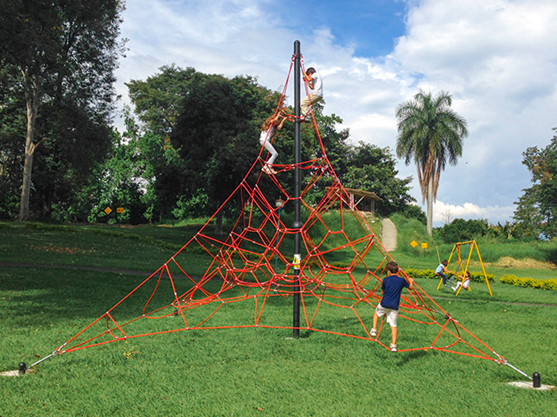 Outdoor amusement facilities with rope net structures of various shapes and sizes for climbing and exploring